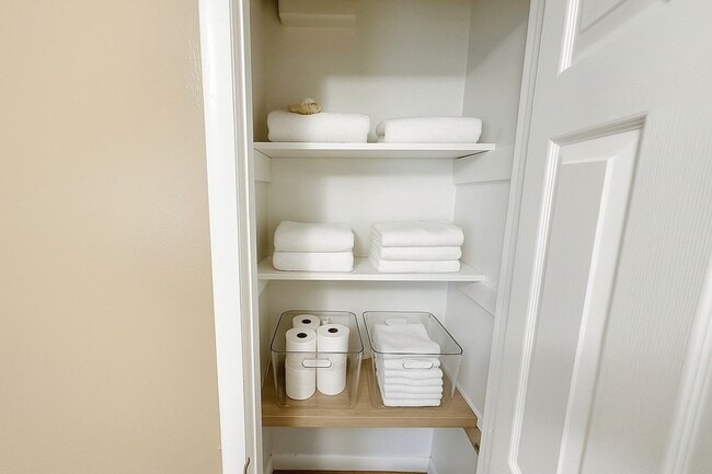 Building Photo - 822 Bandera Ln