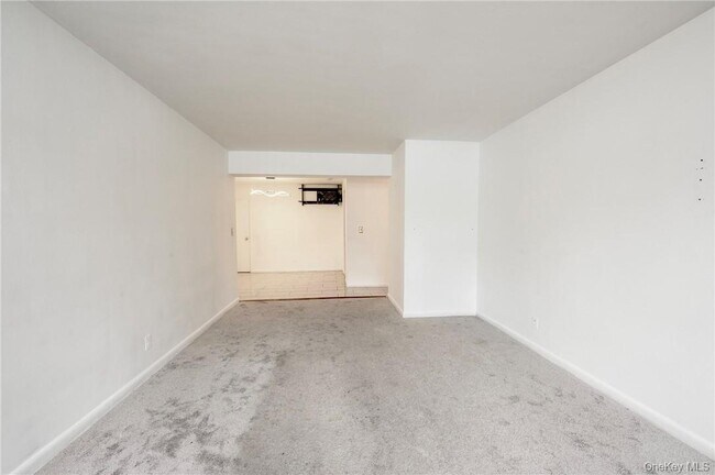 Building Photo - 5 Sadore Ln