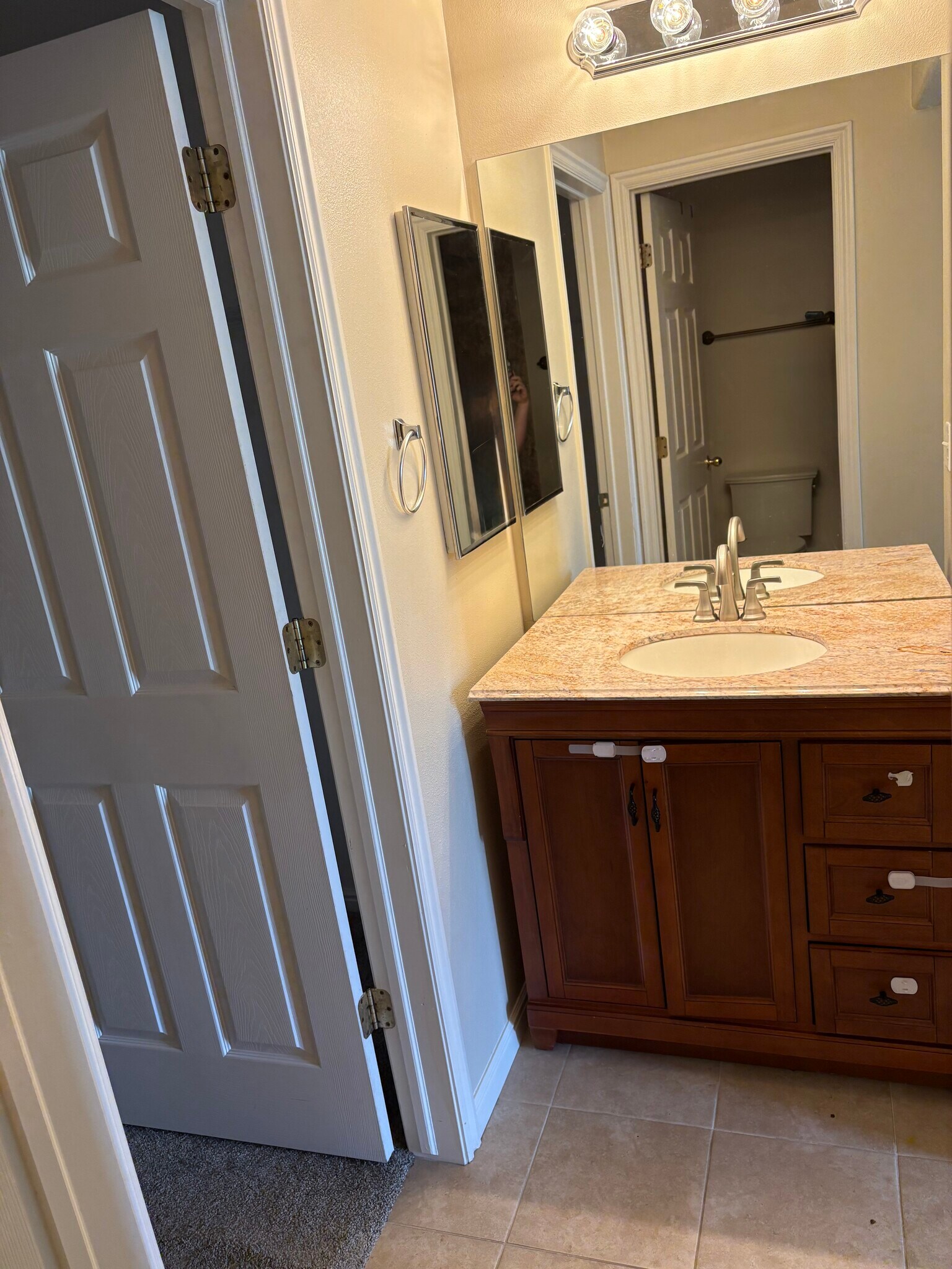 Master Vanity - 2093 N Morning Star Dr