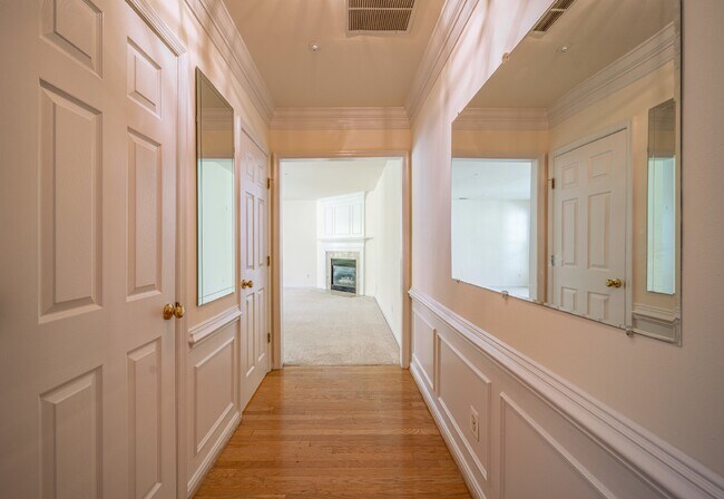Building Photo - 2-level condo, conveniently located