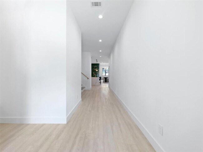 Building Photo - 379 Enota Pl SW