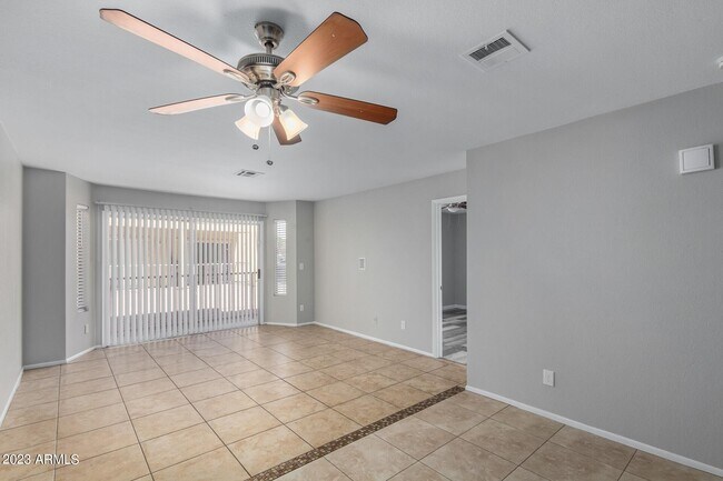 Building Photo - 653 W Guadalupe Rd