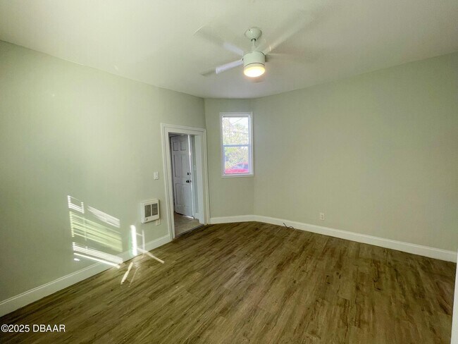 Building Photo - 411 N Oleander Ave