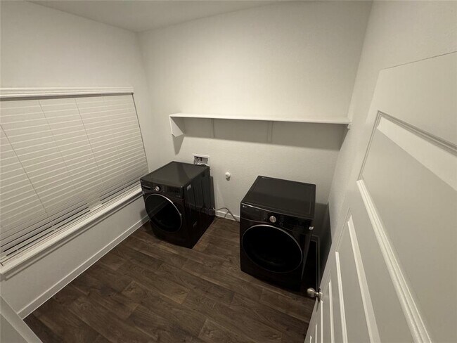 Building Photo - 204 James River Dr