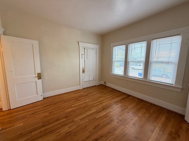 Building Photo - 1030 E 7th St