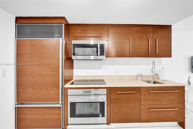 Building Photo - 475 Brickell Ave