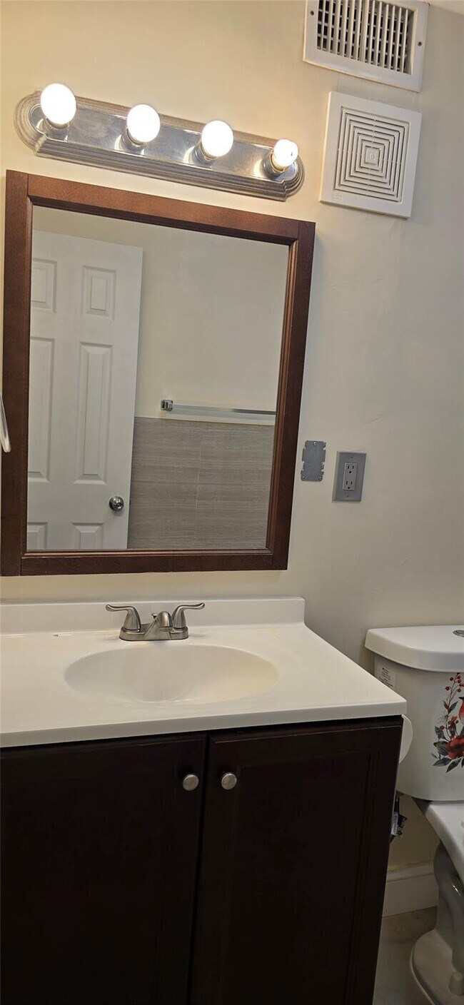 Building Photo - 8000 S Colony Cir