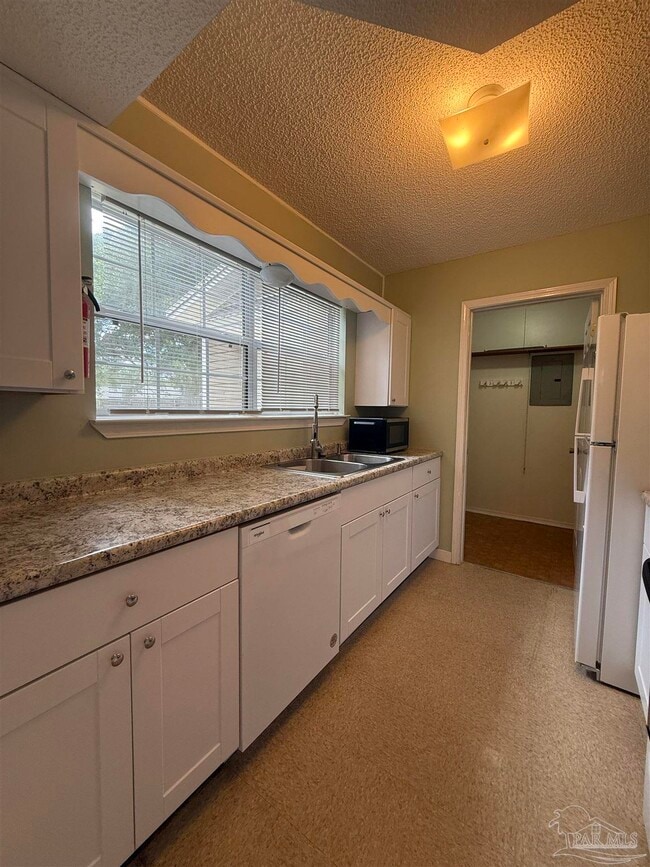 Building Photo - 3004 Cedarwood Village Ln