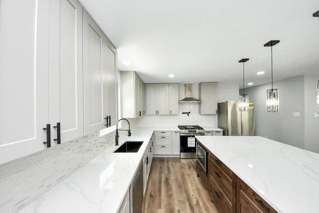 Building Photo - 1218 Des Jardines St