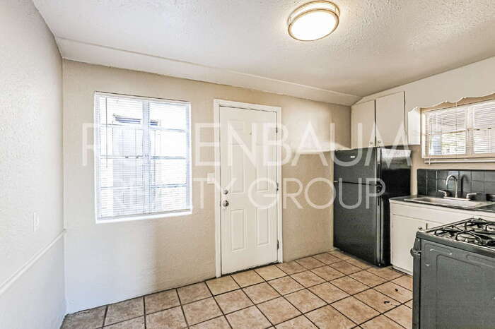 Building Photo - 302 W Flores St