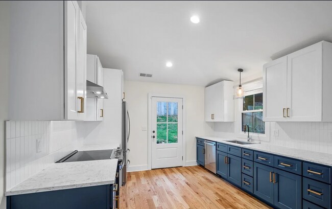 Building Photo - Stunning Home for Rent Minutes from Biltmo...