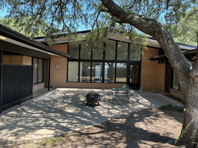 Building Photo - Spacious 3/2.5 Home with Office+Den Neighb...