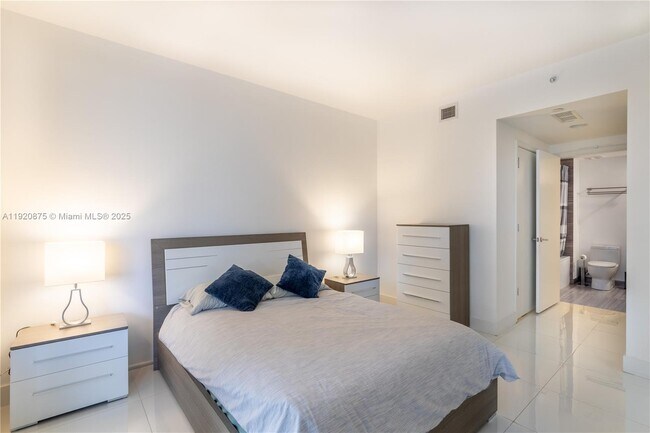 Building Photo - 1010 Brickell Ave