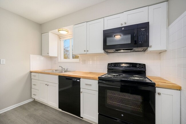 Building Photo - MOVE-IN SPECIAL Gladstone 2BR/1BA