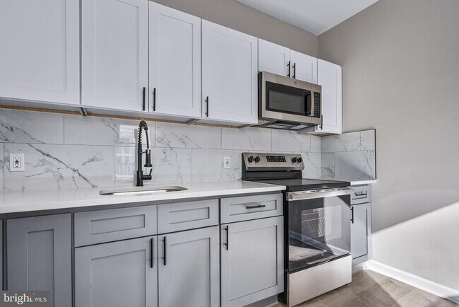 Building Photo - 1402 W 3rd St