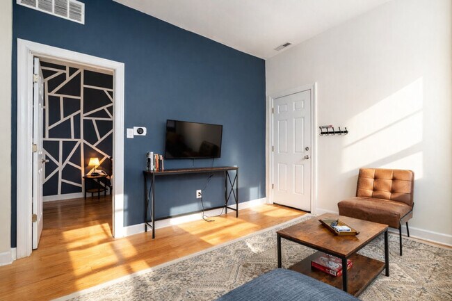 Building Photo - 906 N Damen Ave