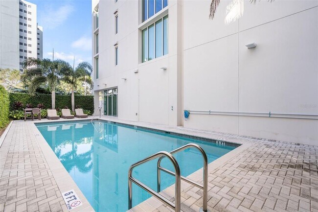 Building Photo - 176 4th Ave NE