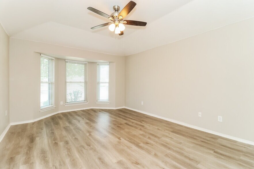 Building Photo - 726 Victoria Dr