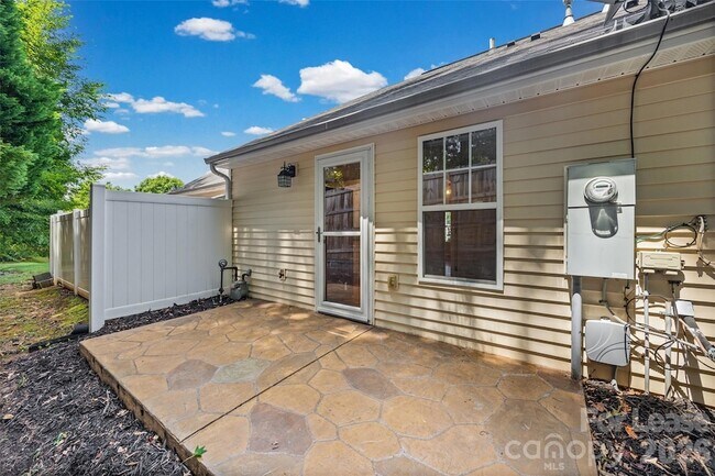 Building Photo - 2052 Shady Pond Dr