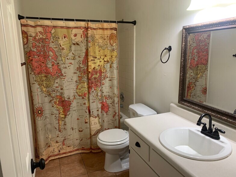 Guest Bath - 812 Ashlyn Forest Dr
