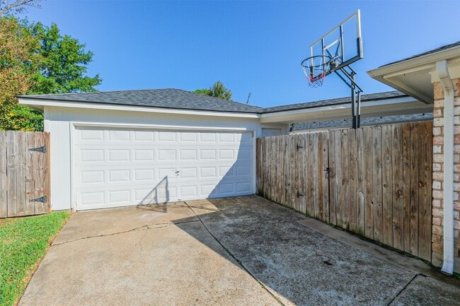 Building Photo - 9714 Railton St