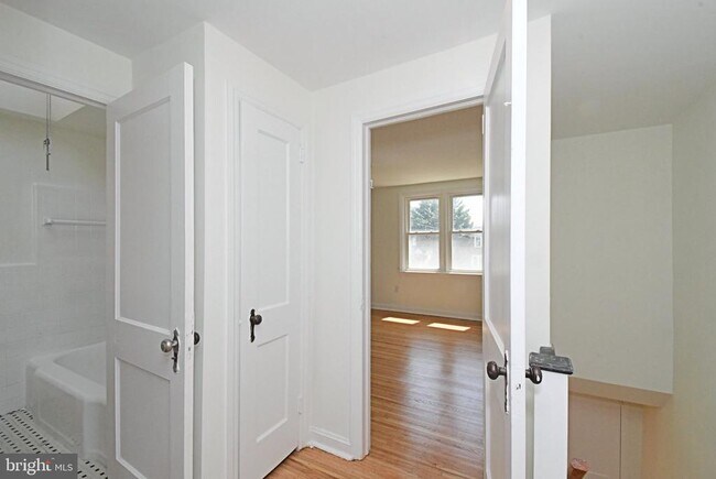 Building Photo - 2219 Ardmore Ave