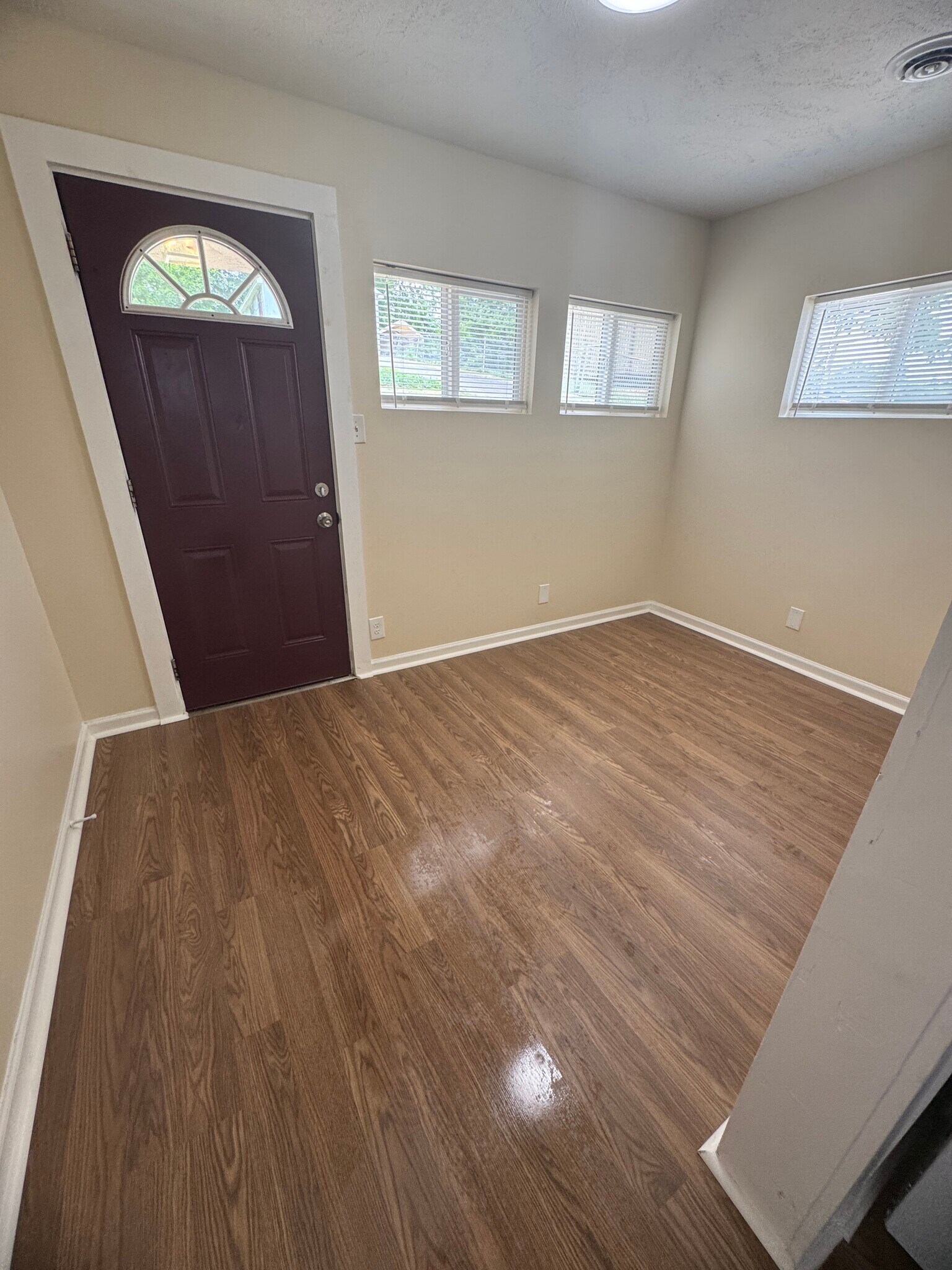 Building Photo - 525 Peach Orchard Dr