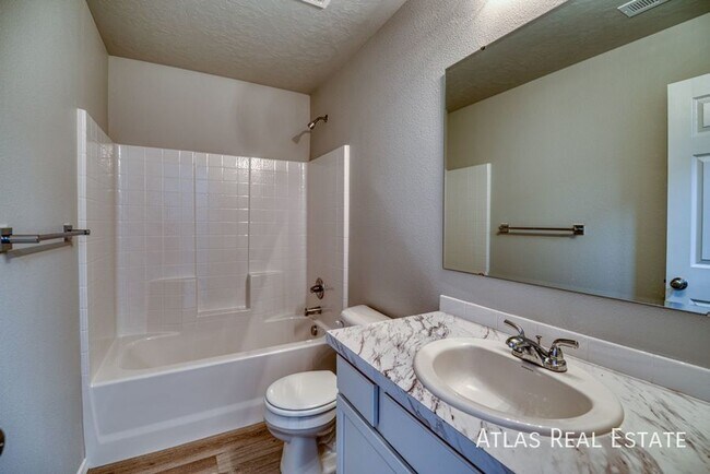 Building Photo - 4 WEEKS FREE RENT IF MOVED IN BY 4/30! Ope...