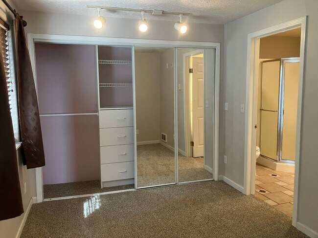 Building Photo - 3096 Deering Dr NW