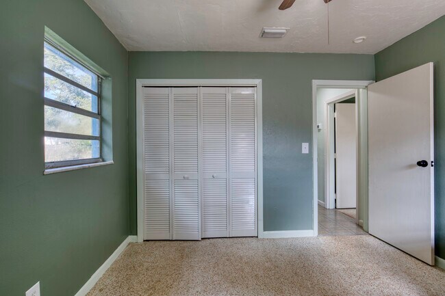 Building Photo - 1133 Bradenton Rd