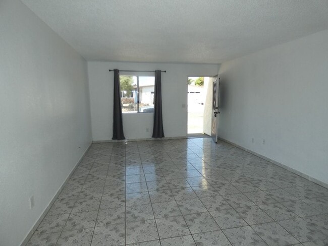 Building Photo - Cozy 2 bedroom 2 bath House with 2 Car Garage