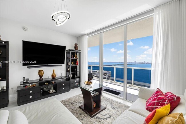 Building Photo - 600 NE 27th St