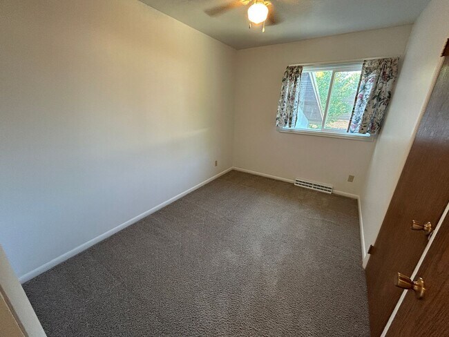 Building Photo - 5 Bed 2 Bath Home with 2 Car Attached Garage in Quiet Nice Neighborhood.