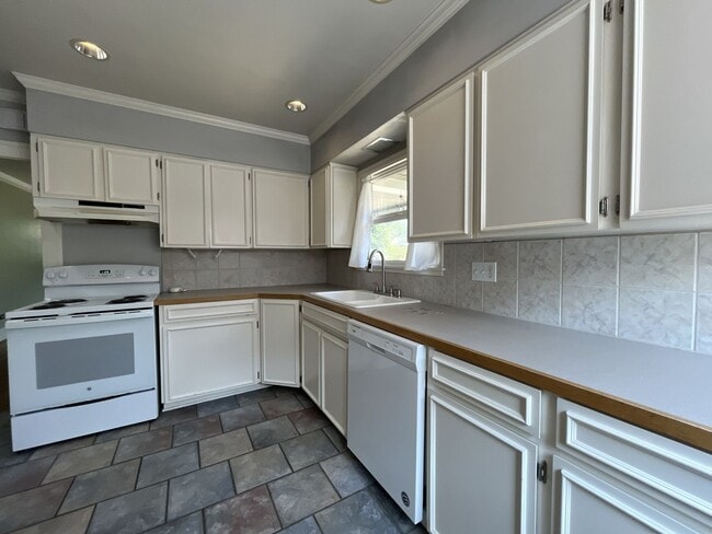 Building Photo - Charming Portland Home with Original Hardwood Floors, Finished Basement & Large Kitchen