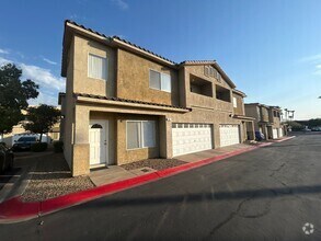 Building Photo - Beautiful Henderson Town Home