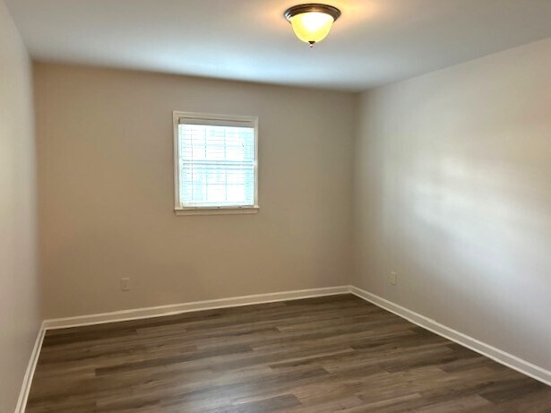 Spacious bedroom - 215 E Northpoint Avenue