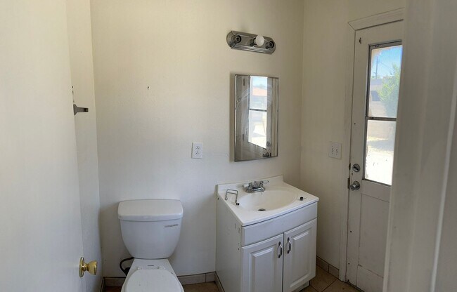 Building Photo - 3 Bedroom / 2 Bathroom Pool Home In Hemet