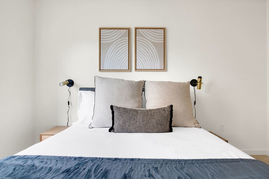 Building Photo - 10410 NE 2nd St