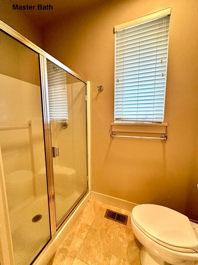 Building Photo - Luxury Living Near Valley River!