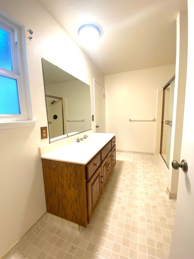 Building Photo - 4 Bed/2 BA Single Story Home, Downtown Ple...