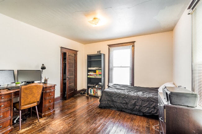 Building Photo - 353 N 15th St