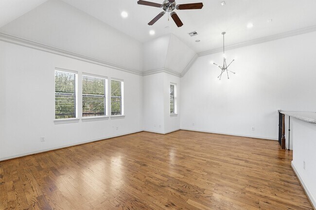 Building Photo - 2305 Bastrop St