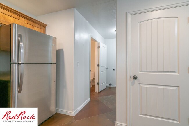 Building Photo - 3 Bedroom Two-Story Home Near Scenic Trails