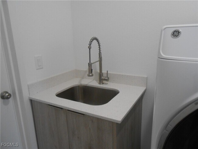 Building Photo - 6033 Kumquat Cir