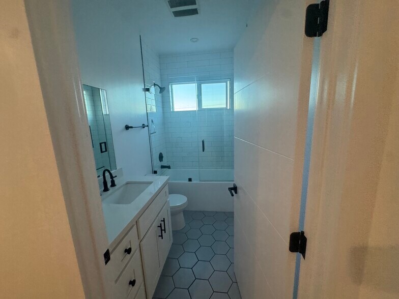 Building Photo - 5919 Dauphin Ave