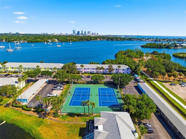 Building Photo - 201 Pompano Dr SE