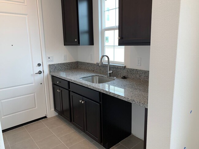 Building Photo - Large Executive home with tons of upgrades.