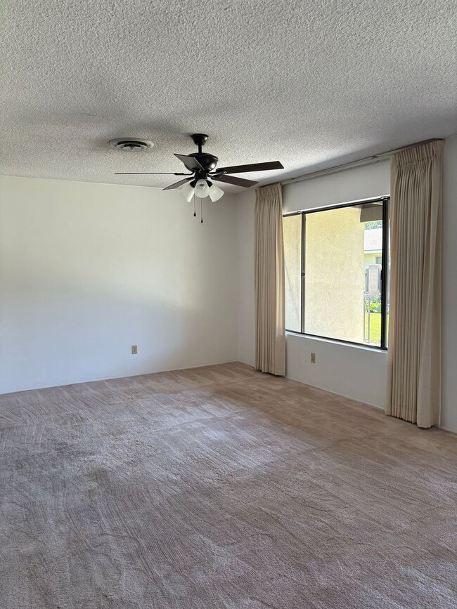Building Photo - 2-Bed, 2-Bath Condo in Bakersfield | Garag...