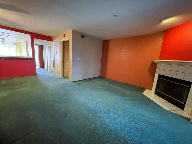 Building Photo - Spacious tri-level townhome in the heart of Hayward