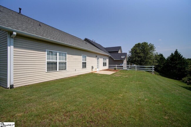 Building Photo - 704 Center Rd